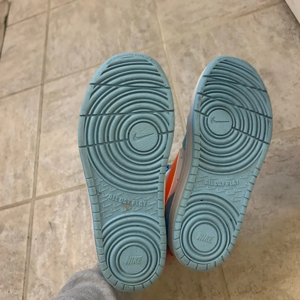 Nike High-Top Sneakers in Teal and Orange - Picture 4 of 5